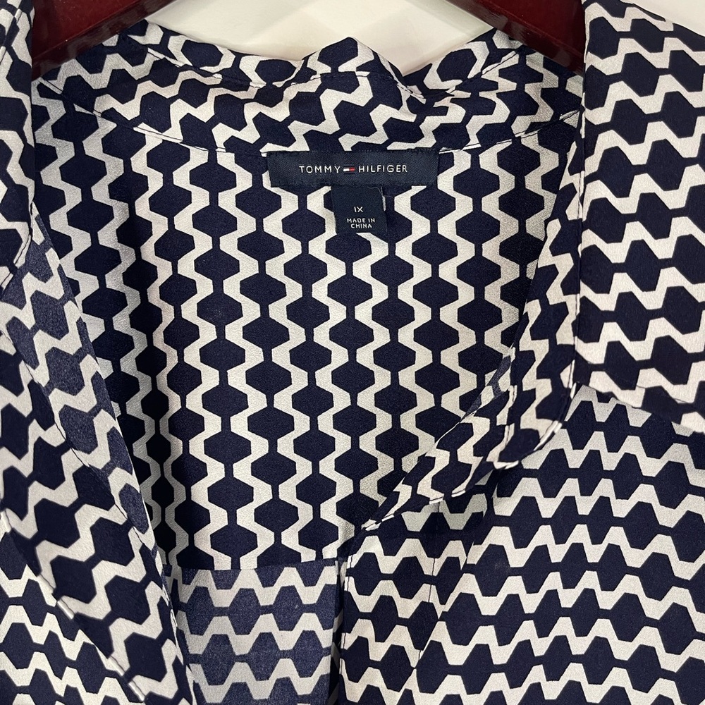 Tommy Hilfiger‎ Navy and White Zigzag Button Down blouse - Picture 5 of 10